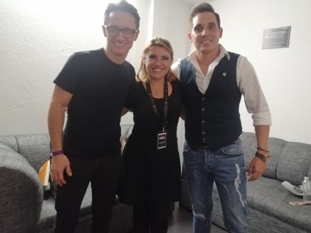 Leila Fittipaldi backstage con Juan Diego Gómez y Mauricio Benoist