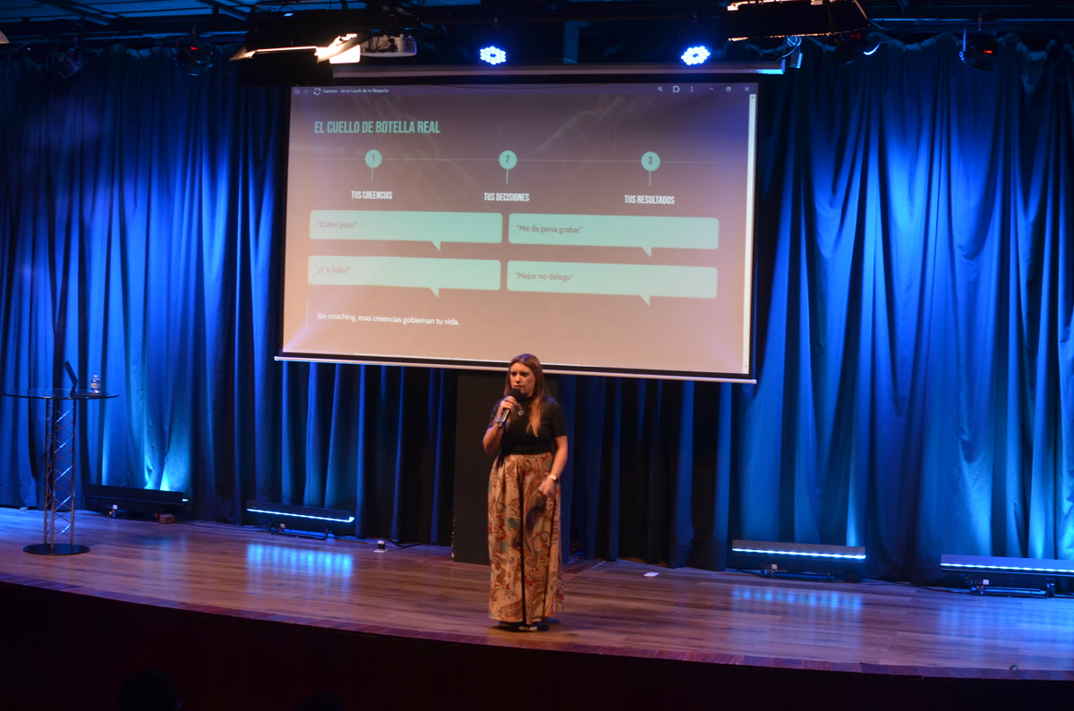 Conferencia sobre el Cuello de Botella Real — Leila Fittipaldi en escenario con presentación