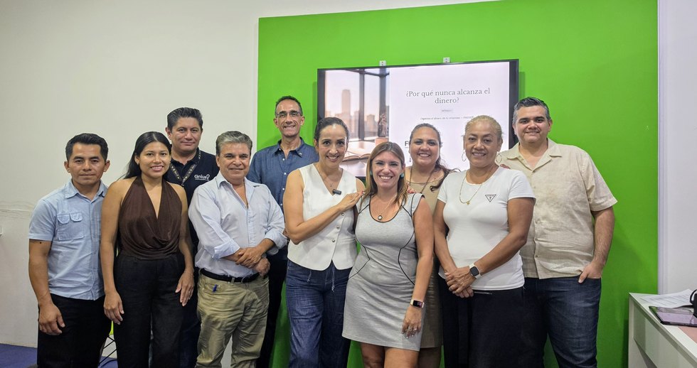 Leila Fittipaldi con dueños de negocio en una sesión de LíderMente en Gnius Cancún