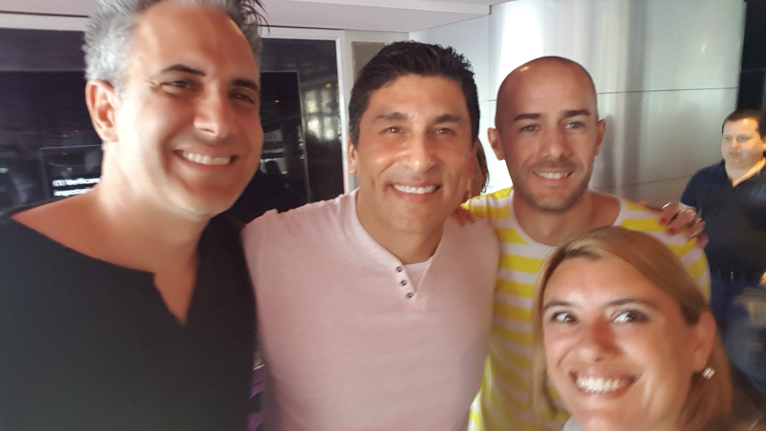 Leila Fittipaldi con Diego Dreyfus y César Lozano
